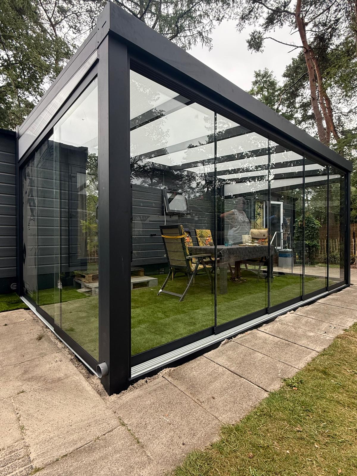 En innglasset veranda i hagen – et forslag til terrasseutbygging i Nowy Sącz