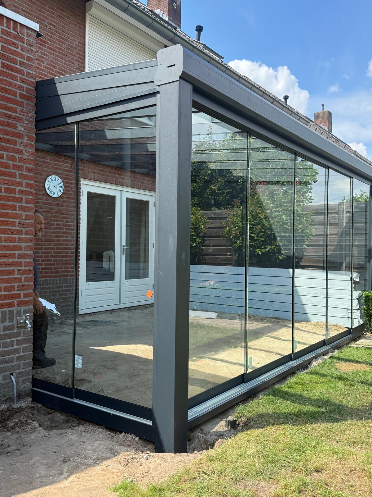 En terrasse i aluminium med glassvegg ved huset – inspirasjon for Sądecczyzna-regionen