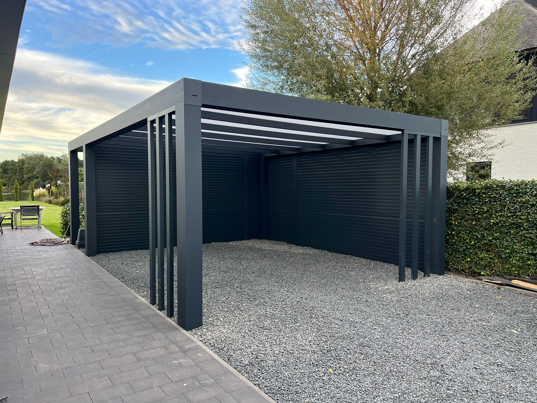 Moderne antrasittfarget carport i aluminium – tilbud til Nowy Sącz