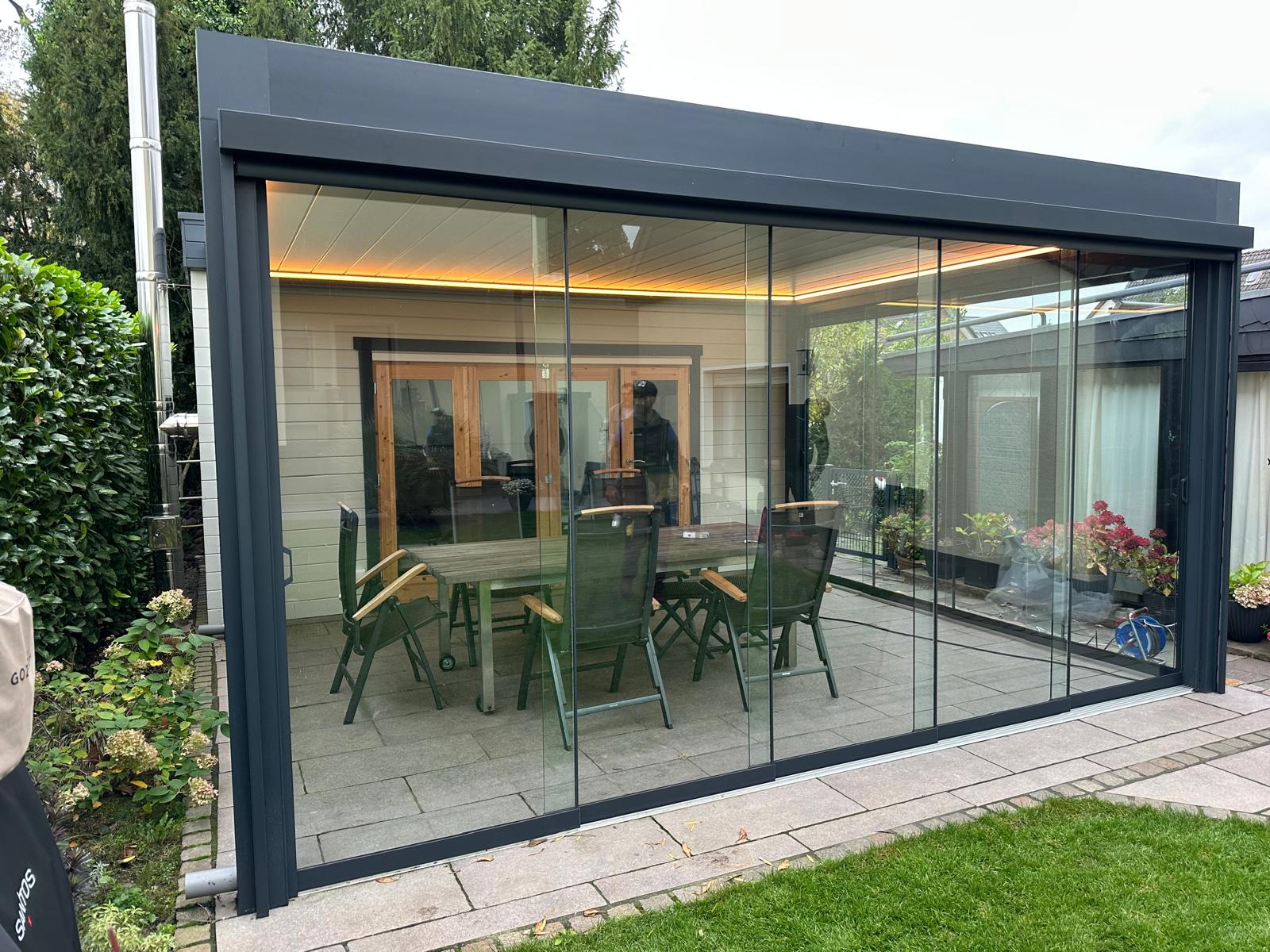 Lukket glassinnbygging på terrassen med antrasittfarget ramme
