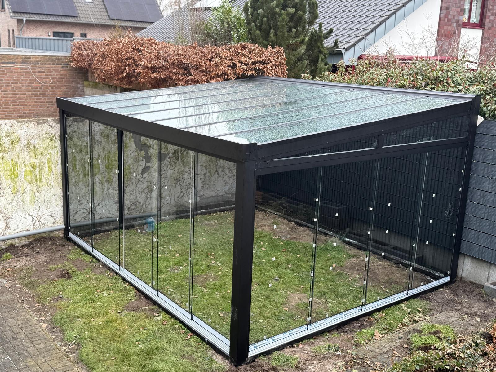Frittstående aluminiumskonstruksjon med glassvegger