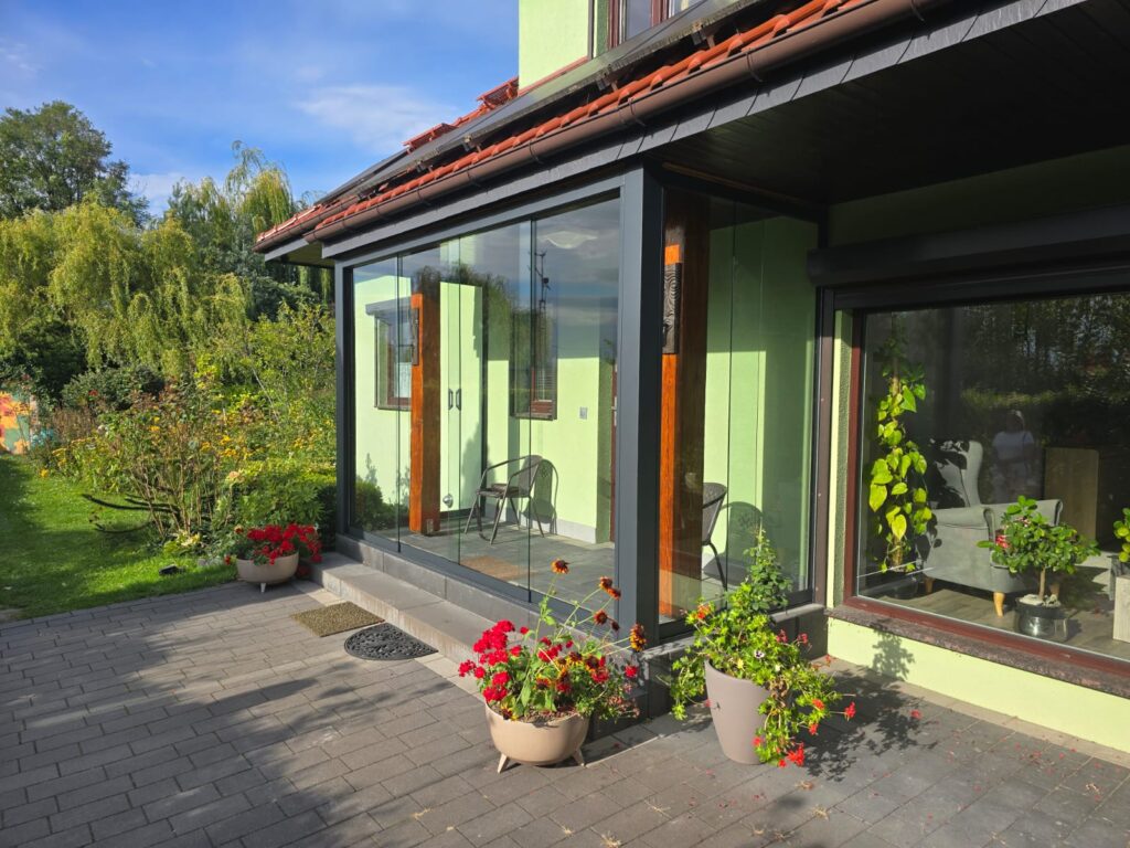 Antrasittfarget vindfang i aluminium med store vindusflater