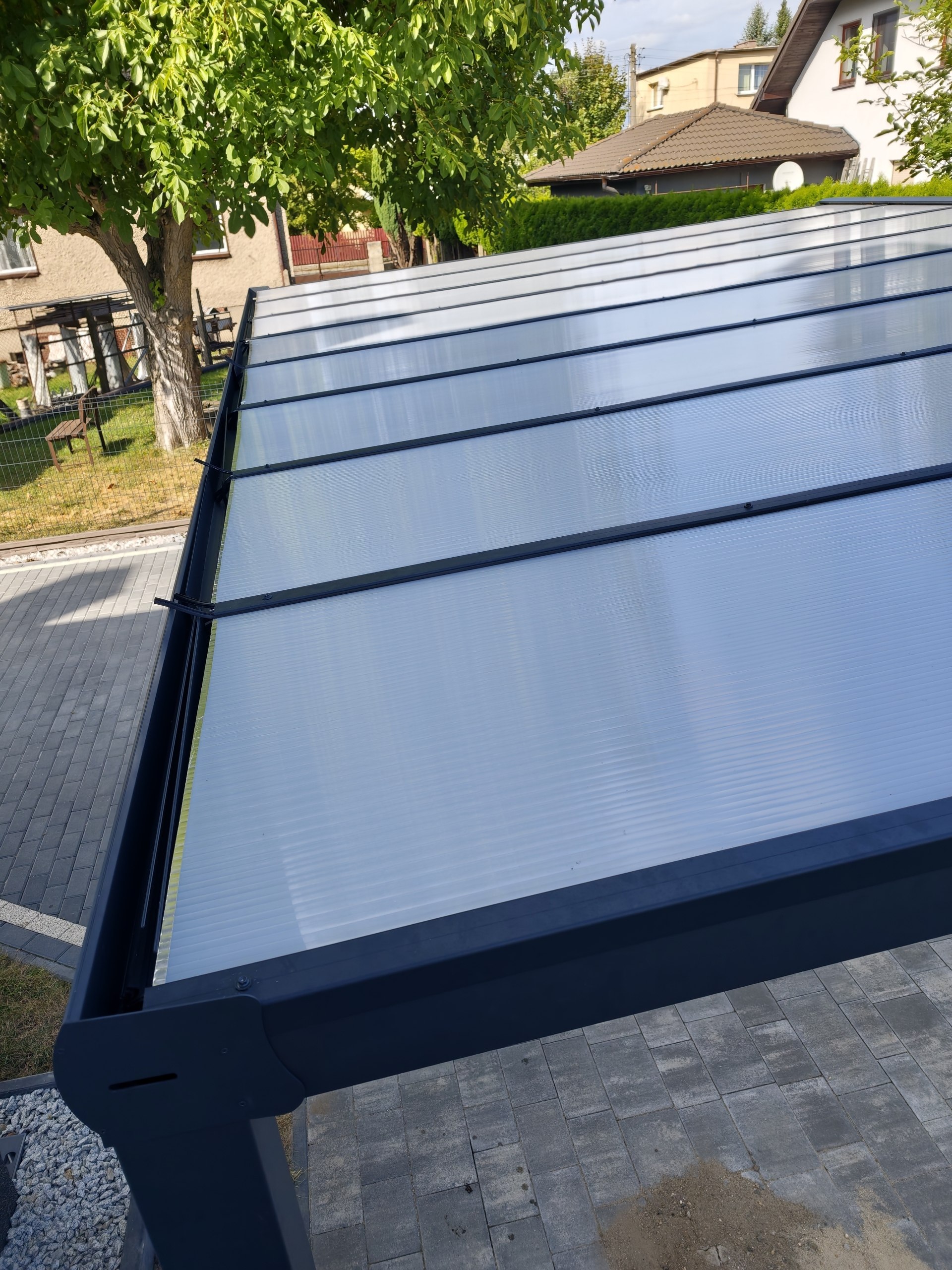 Detailansicht der Polycarbonatplatten und des Aluminiumrahmens des Carport-Dachs