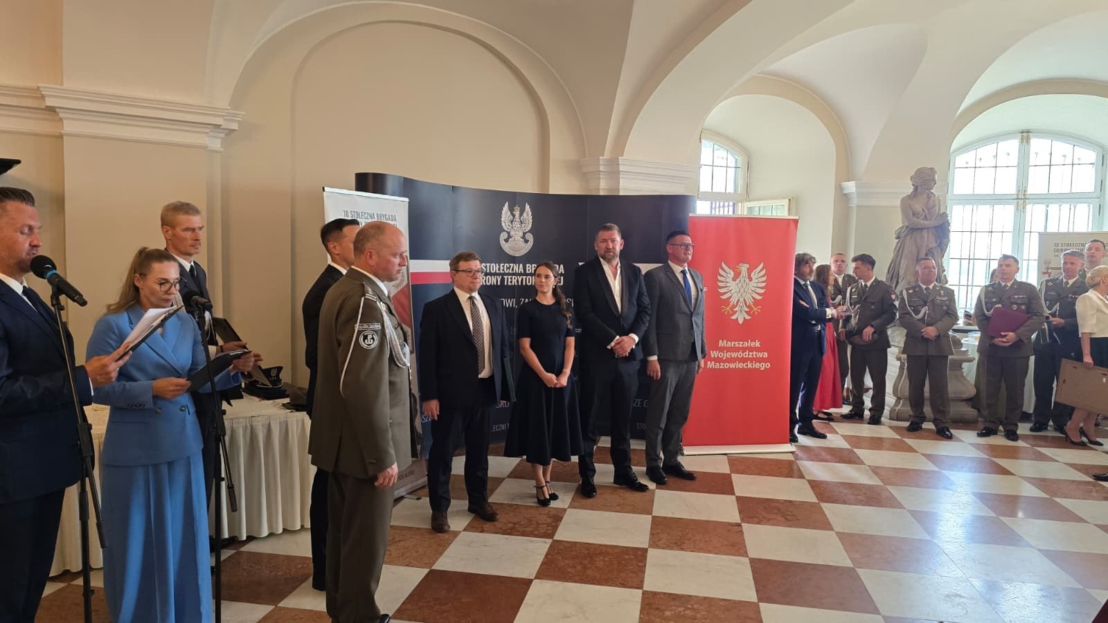 Zástupca spoločnosti Weranda Polska počas slávnosti spojenej so zástavou 18. hlavnej brigády územnej obrany