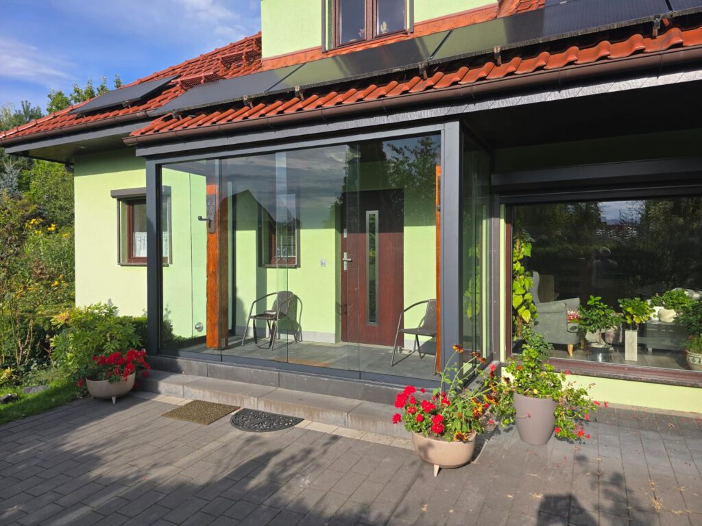 Skyvevinduer i inngangspartiet til huset