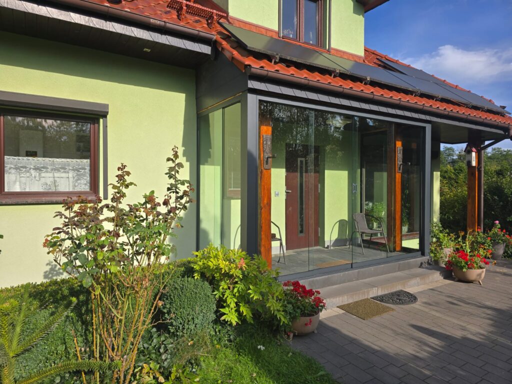 Ferdigmontert inngangsparti til huset i glass og aluminium